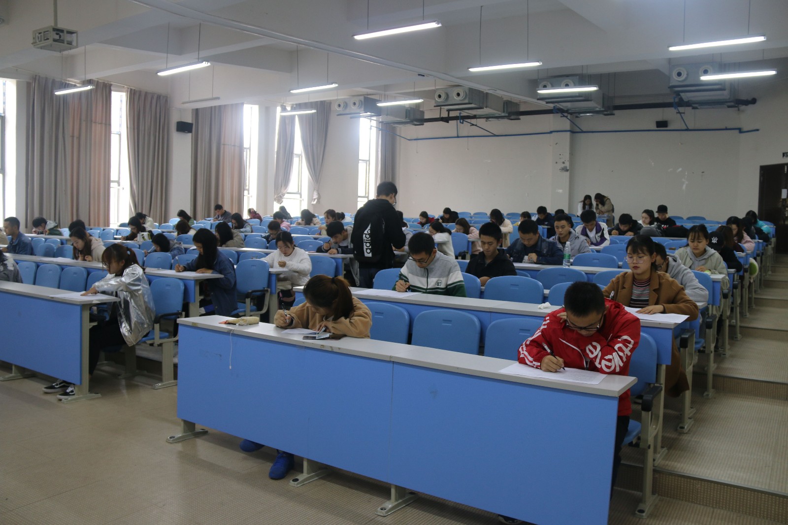 团校考试2.jpg 团校考试2.jpg