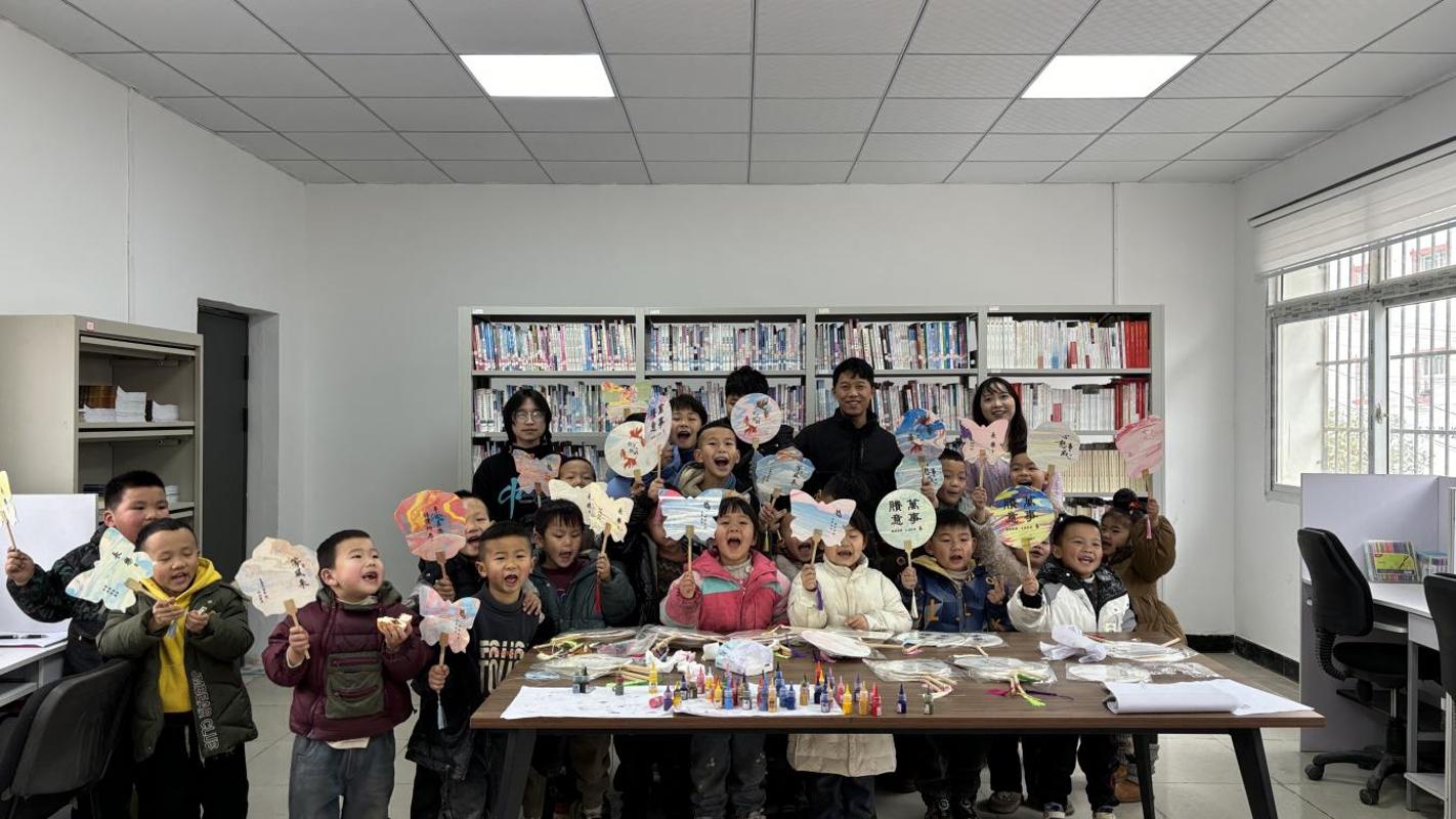 贵州财经大学驻村工作队开展春假关爱活动 为帮扶村儿童撑起“爱的天空”