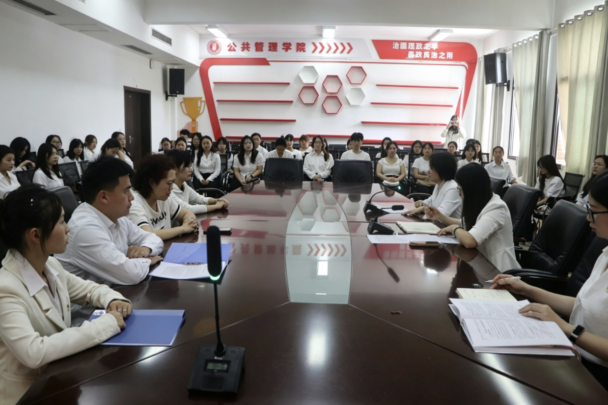 公共管理学院举行新党员入党宣誓暨老党员 重温入党誓词仪式